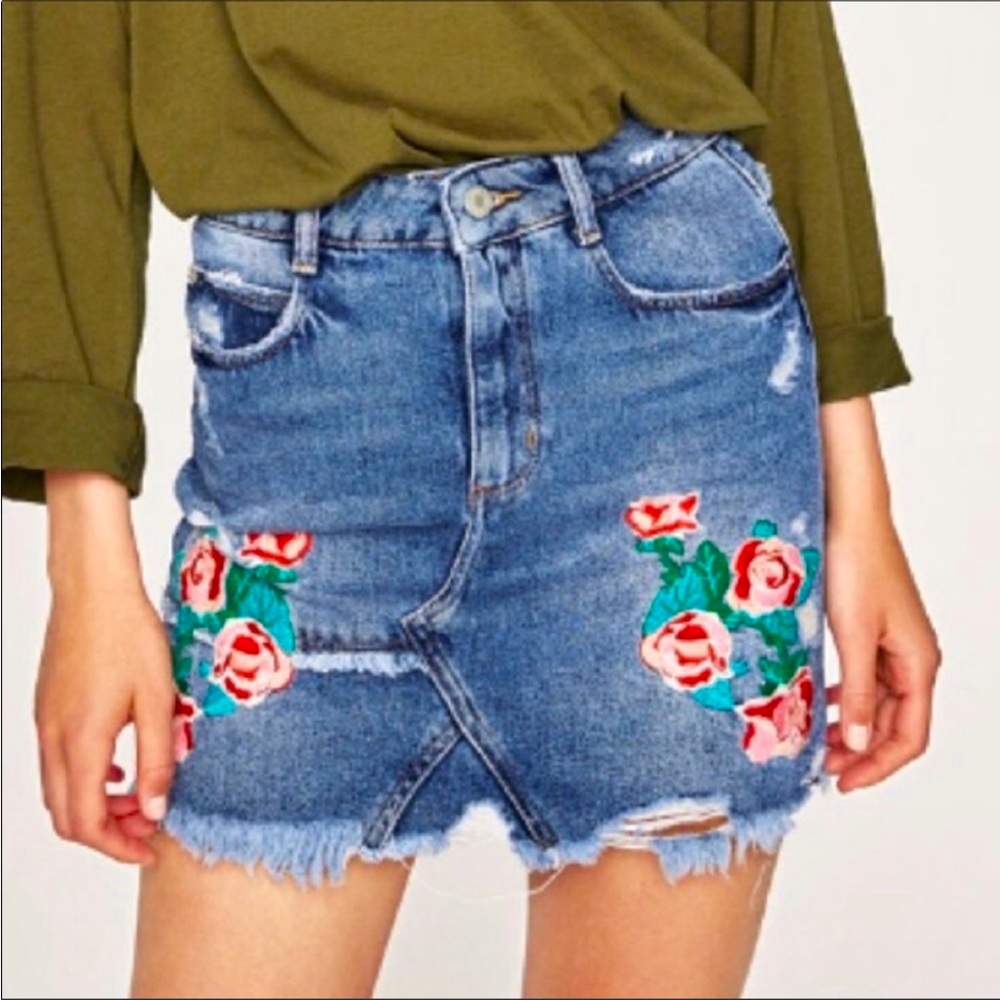 Zara trafaluc embroidered denim mini skirt‎ S